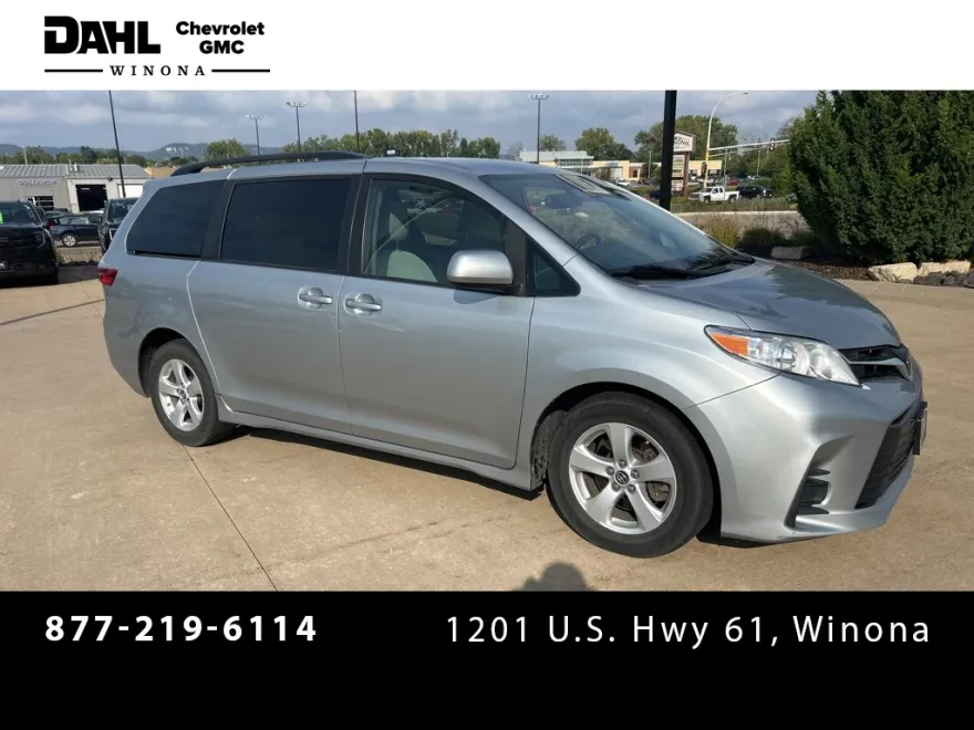 2020 Toyota Sienna LE photo 1