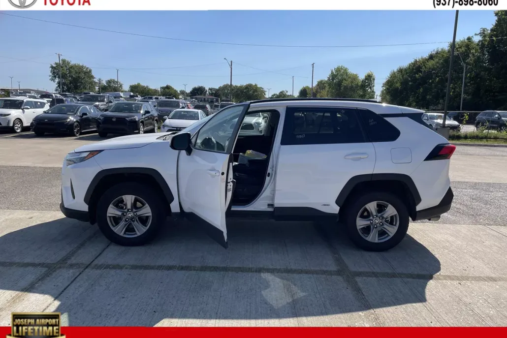 2024 Toyota RAV4 Hybrid XLE photo 1
