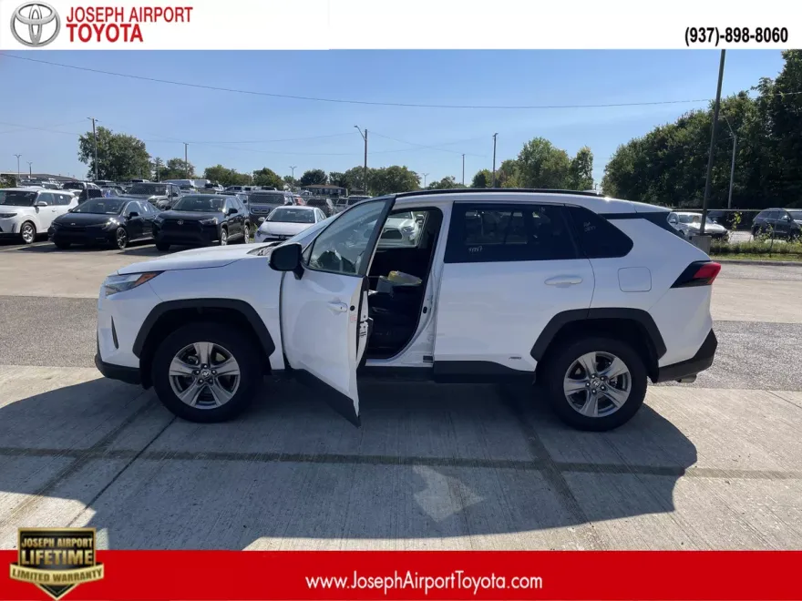 2024 Toyota RAV4 Hybrid XLE photo 1