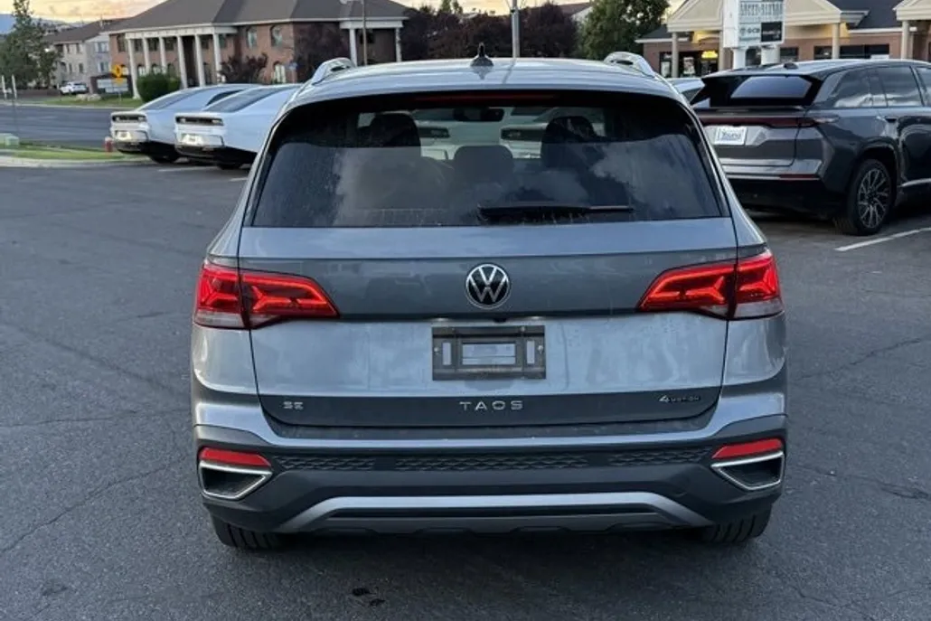 2023 Volkswagen Taos SE photo 1