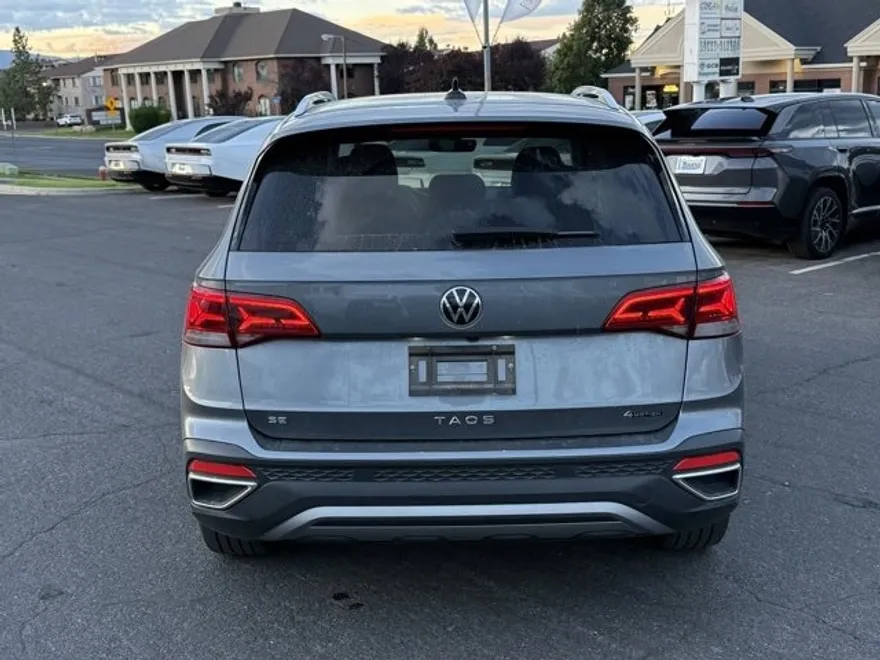 2023 Volkswagen Taos SE photo 1