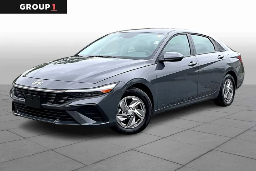 2025 Hyundai Elantra SE photo 1