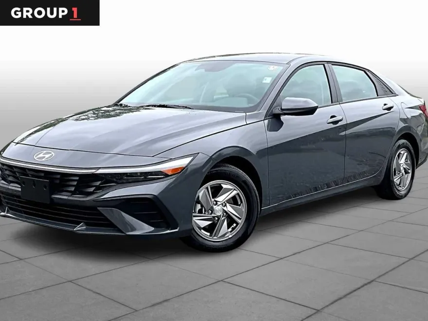 2025 Hyundai Elantra SE photo 1