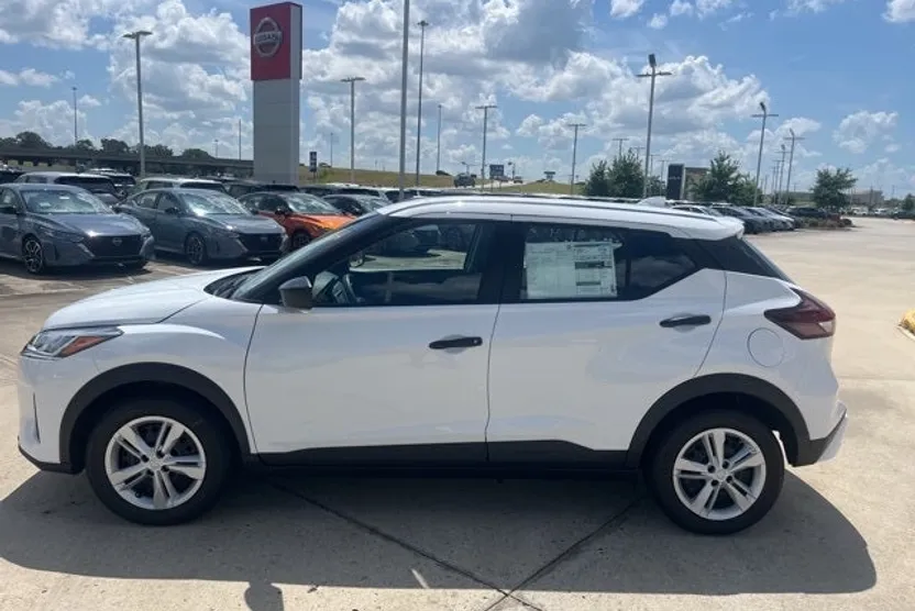 2025 Nissan Kicks Play S photo 1