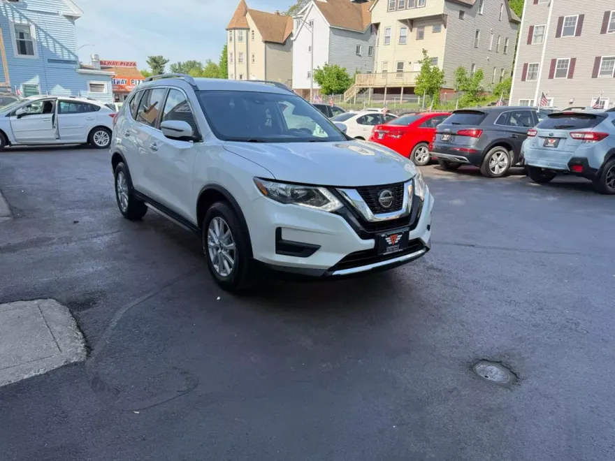 2020 Nissan Rogue SV photo 1