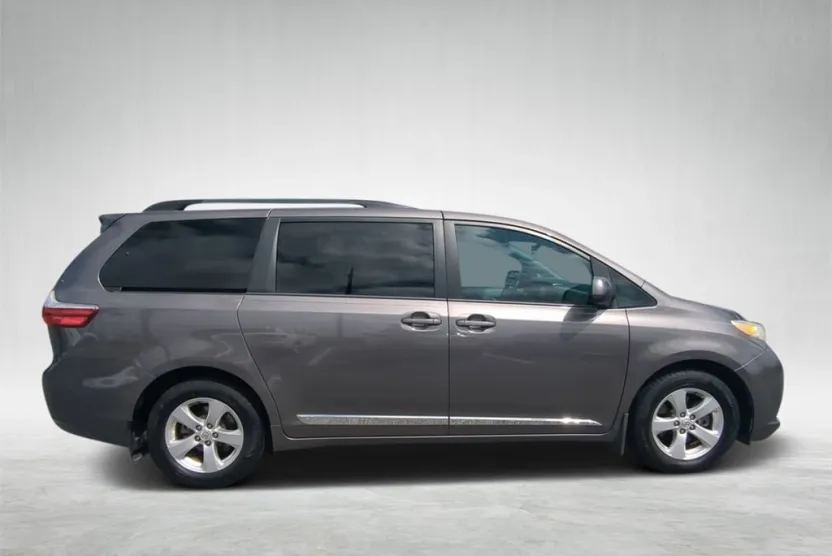 2017 Toyota Sienna L photo 1