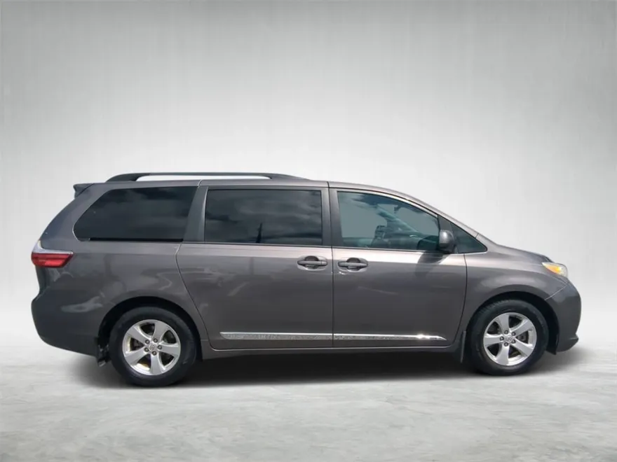 2017 Toyota Sienna L photo 1