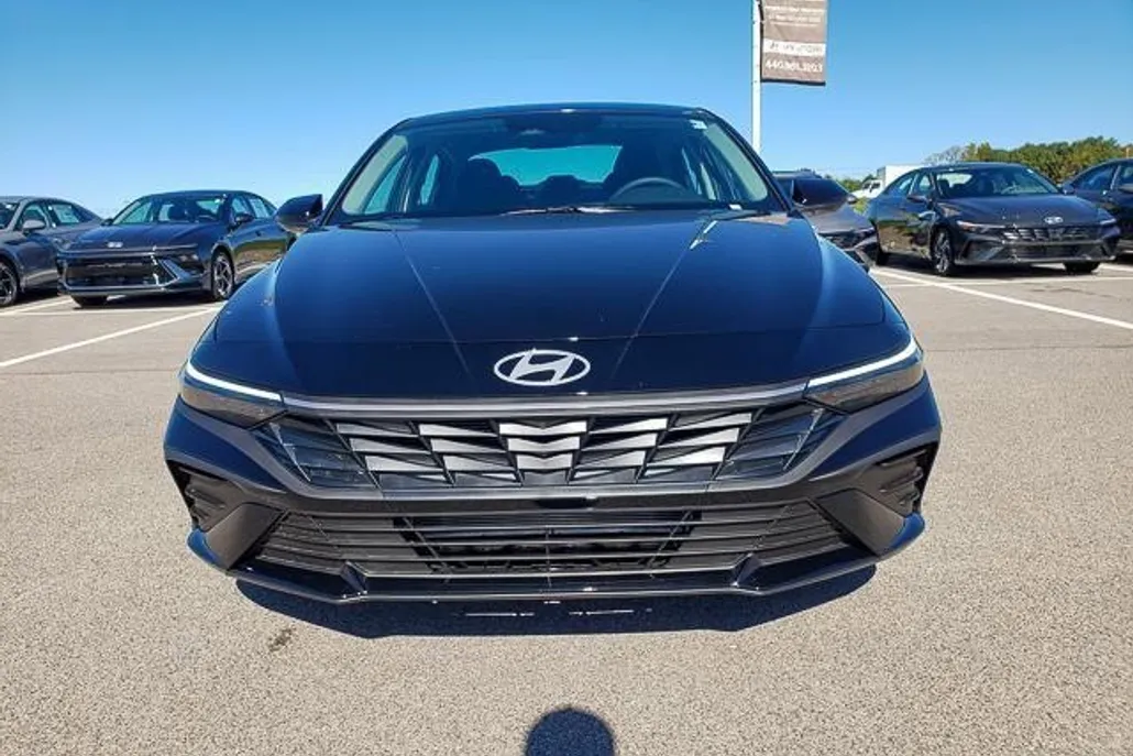 2025 Hyundai Elantra SE photo 1