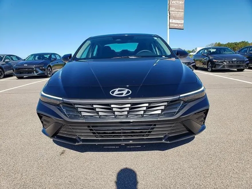 2025 Hyundai Elantra SE photo 1