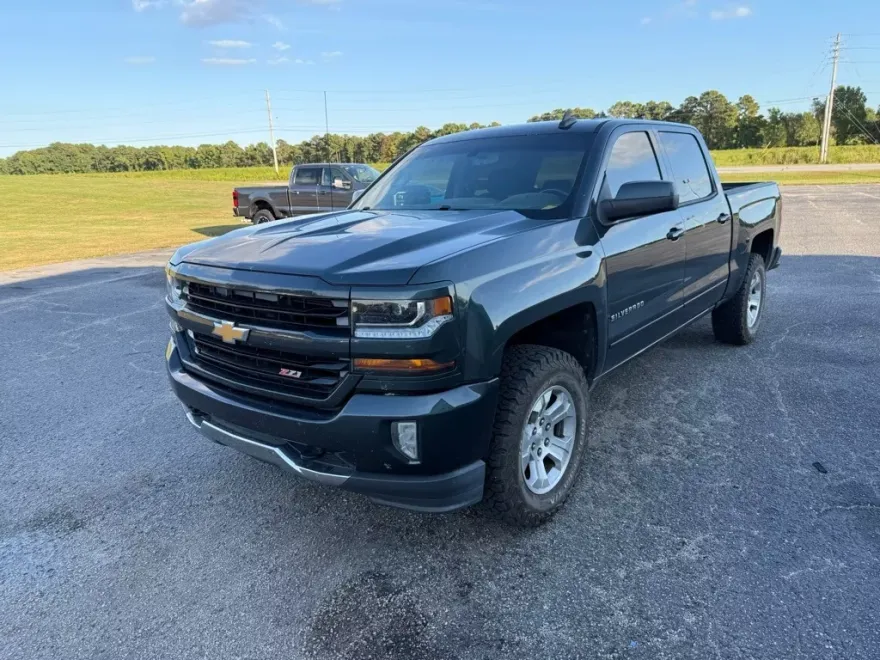 2017 Chevrolet Silverado 1500 LT photo 1
