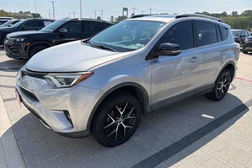 2017 Toyota RAV4 SE photo 1