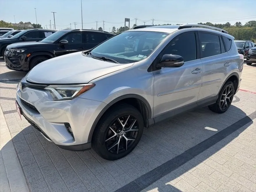 2017 Toyota RAV4 SE photo 1