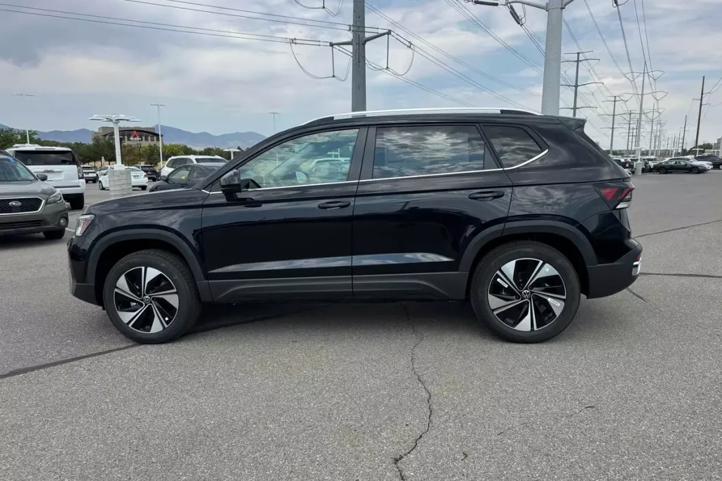 2025 Volkswagen Taos SE photo 1