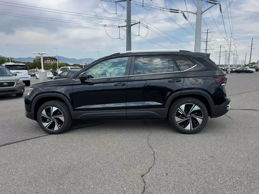 2025 Volkswagen Taos SE photo 1