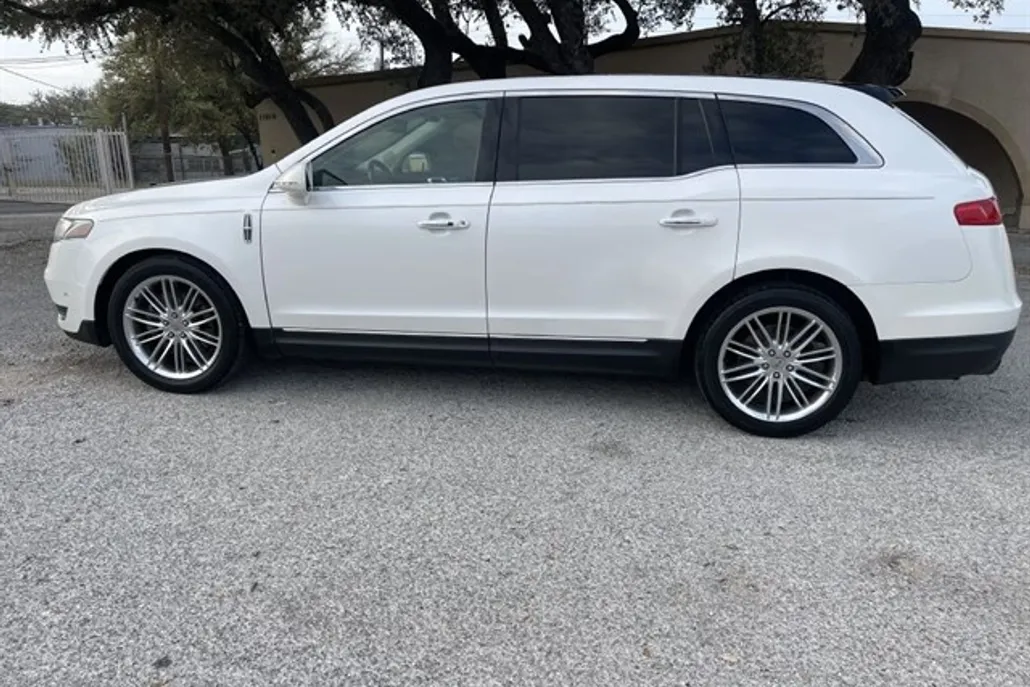 2013 Lincoln MKT EcoBoost photo 1