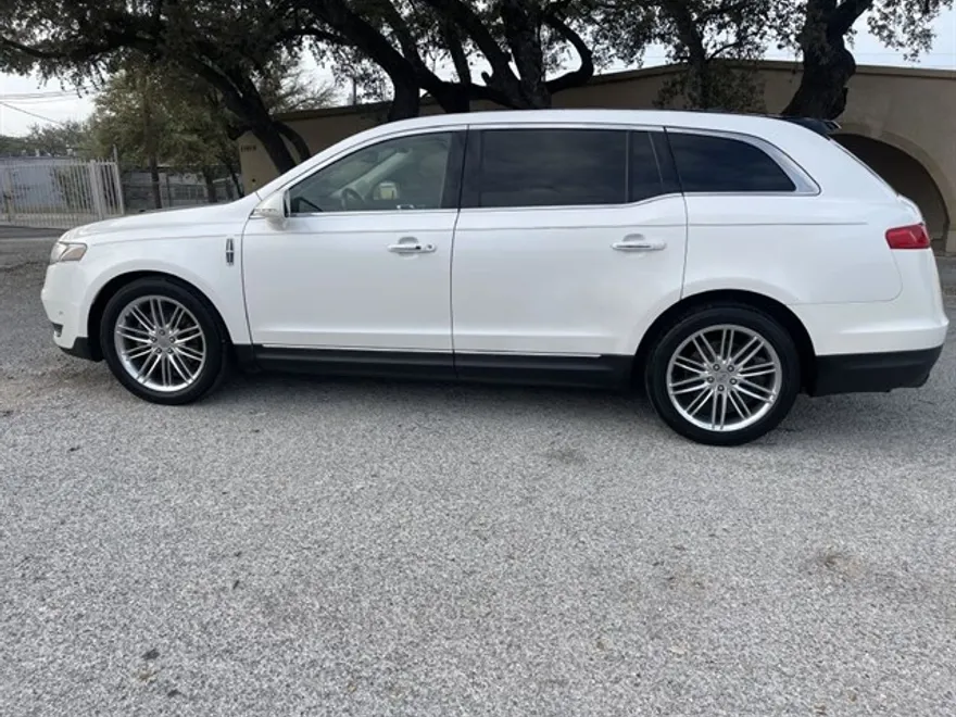 2013 Lincoln MKT EcoBoost photo 1