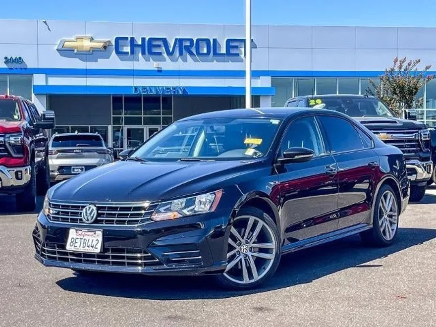 2018 Volkswagen Passat 2.0T S photo 1