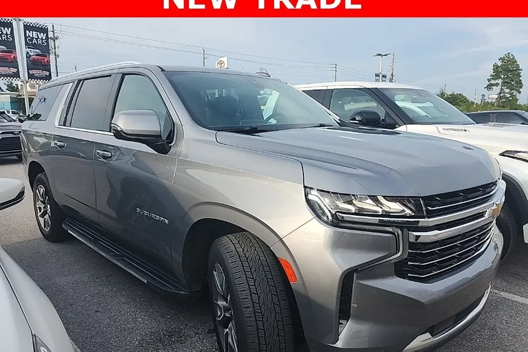 2022 Chevrolet Suburban LT photo 1