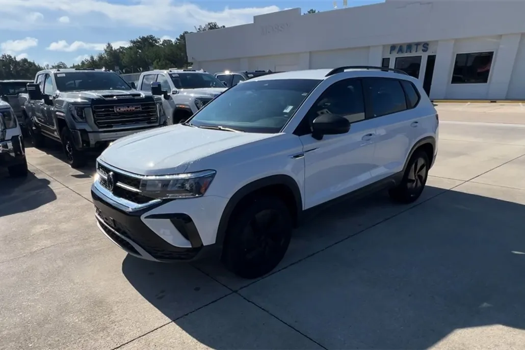 2024 Volkswagen Taos S photo 1