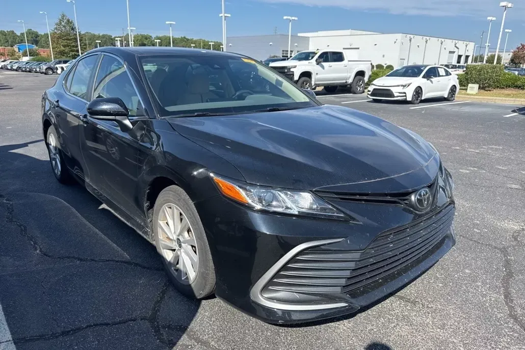 2023 Toyota Camry LE photo 1