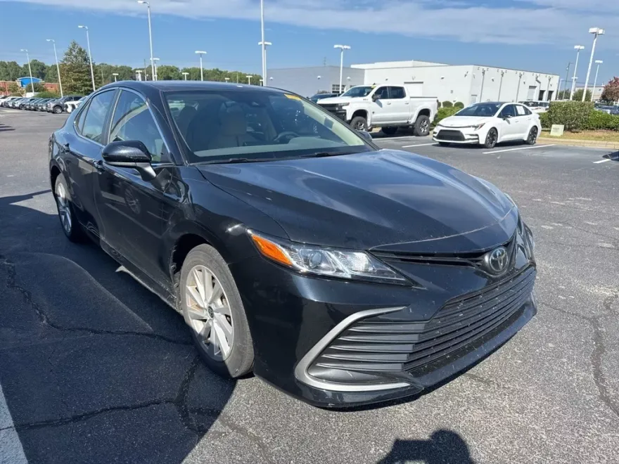 2023 Toyota Camry LE photo 1