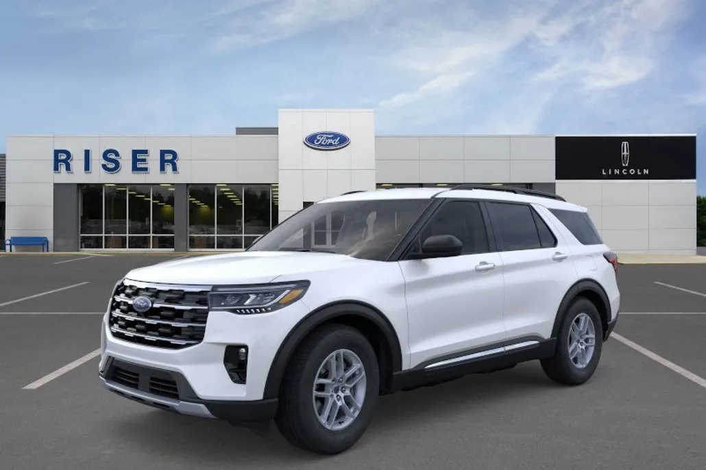 2025 Ford Explorer photo 1