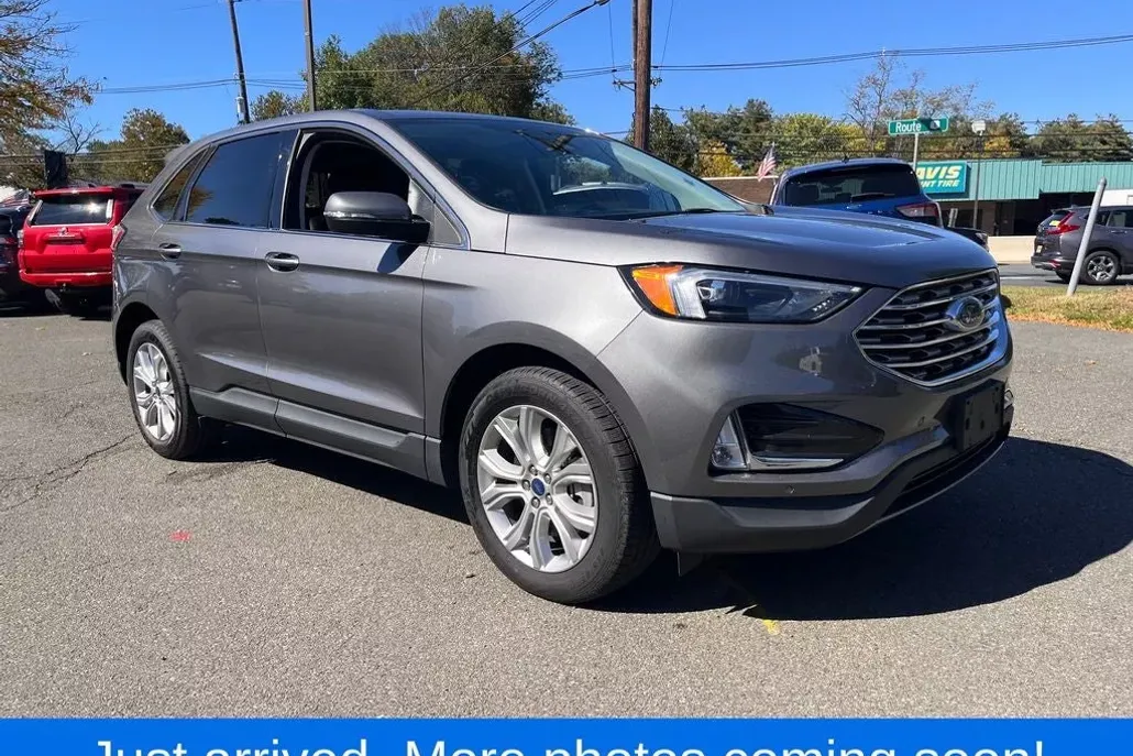 2022 Ford Edge Titanium photo 1
