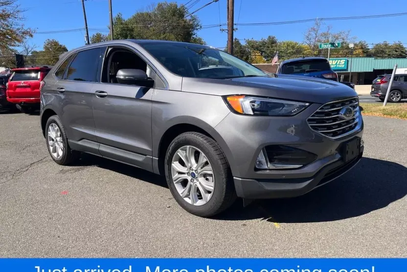 2022 Ford Edge Titanium photo 1