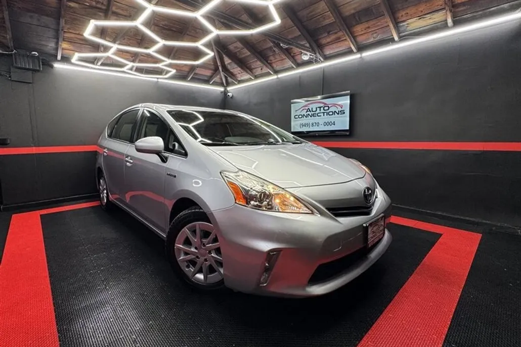 2014 Toyota Prius V Two photo 1
