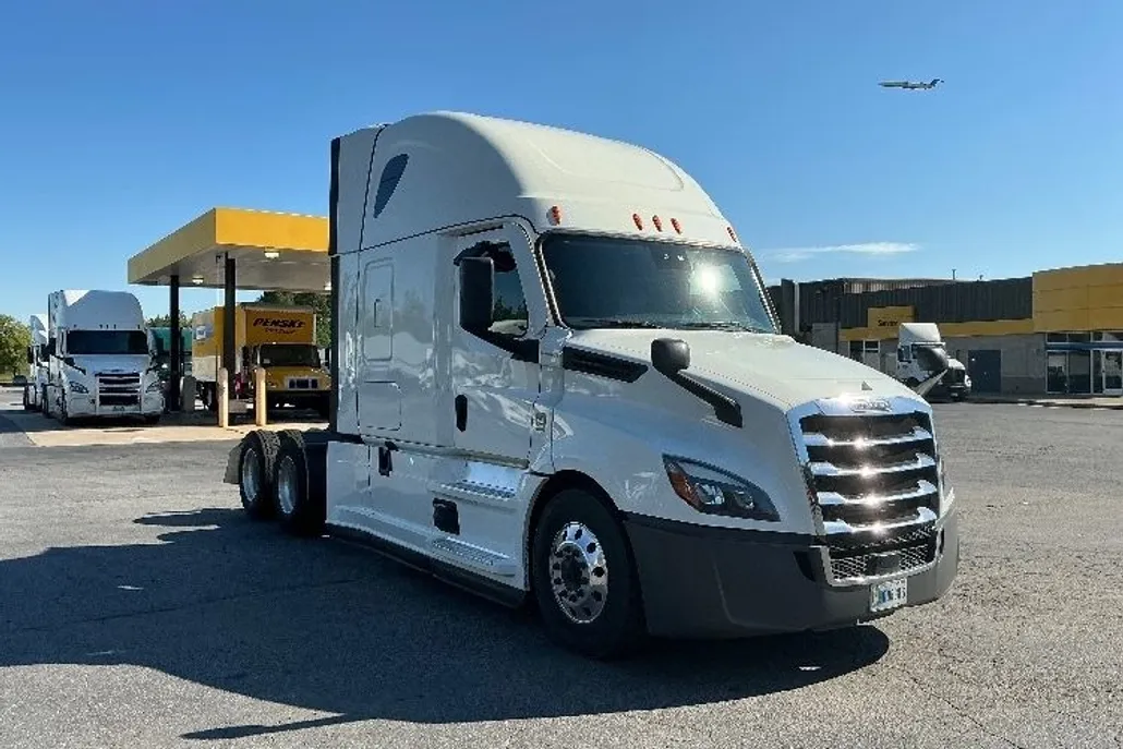 2021 Freightliner Cascadia 126" Sleeper Cab photo 1