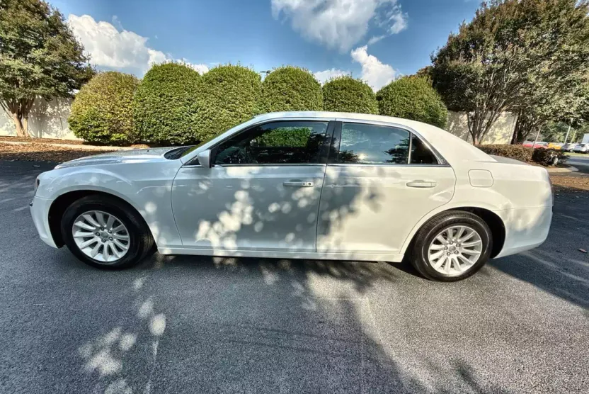 2014 Chrysler 300 photo 1