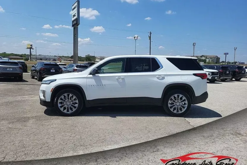 2022 Chevrolet Traverse LS photo 1