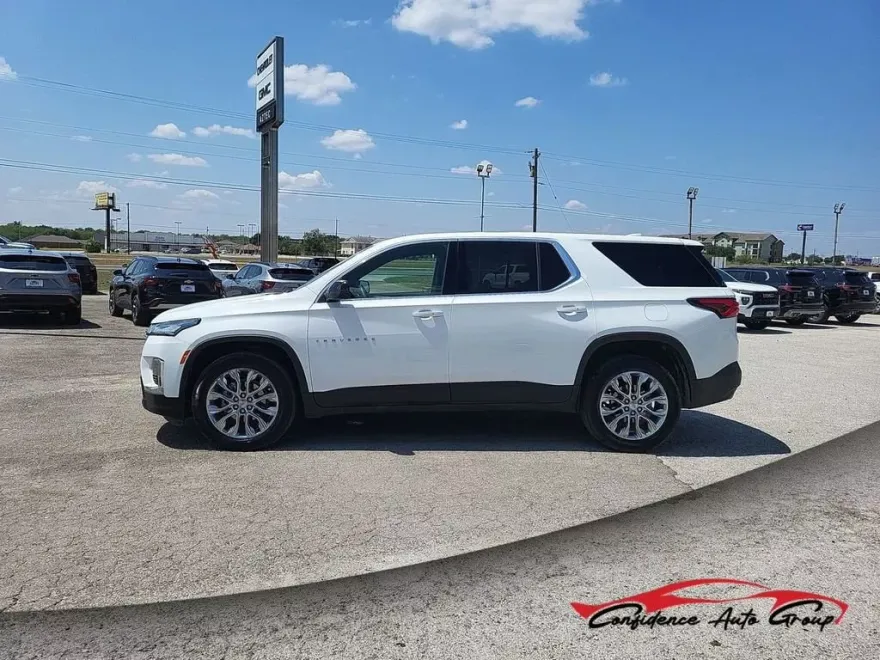 2022 Chevrolet Traverse LS photo 1