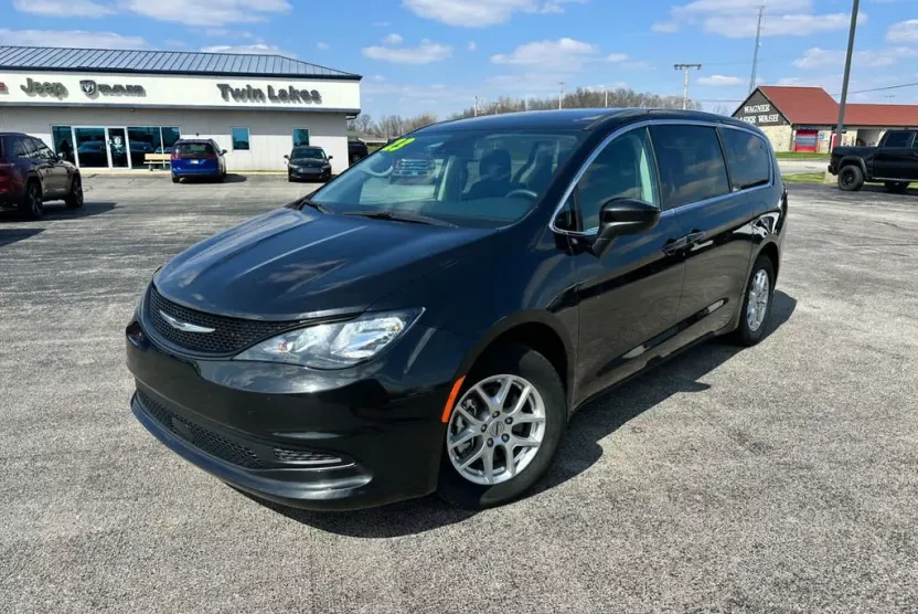 2023 Chrysler Voyager LX photo 1