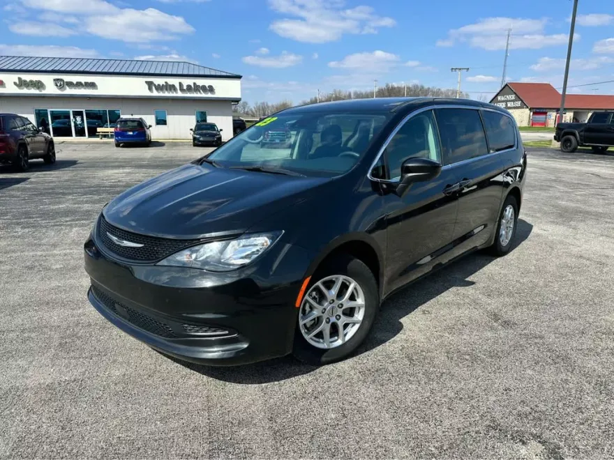 2023 Chrysler Voyager LX photo 1