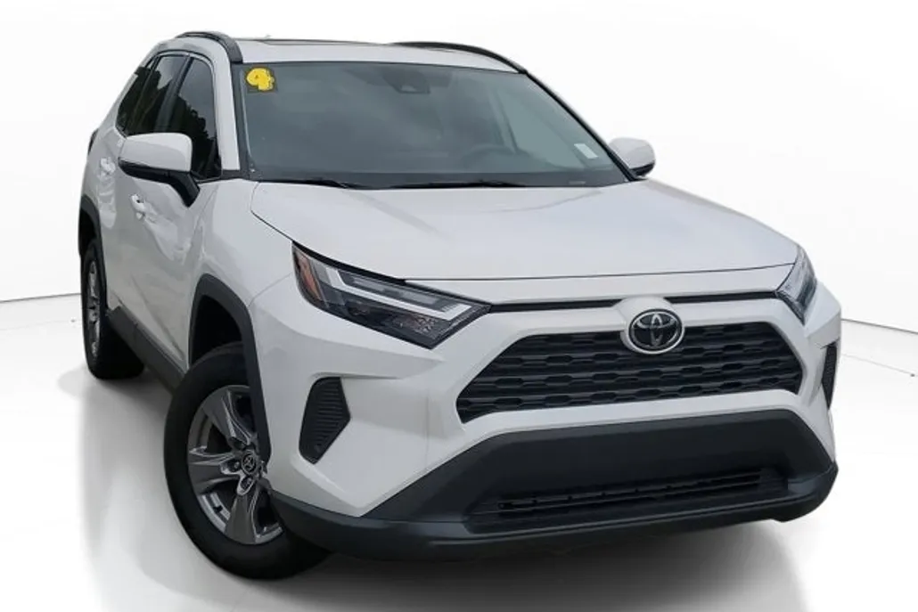 2024 Toyota RAV4 XLE photo 1