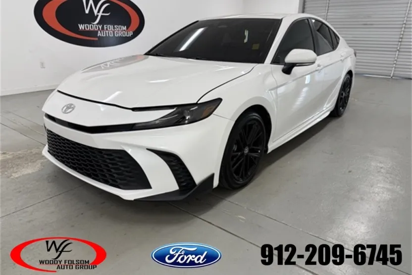 2025 Toyota Camry SE photo 1