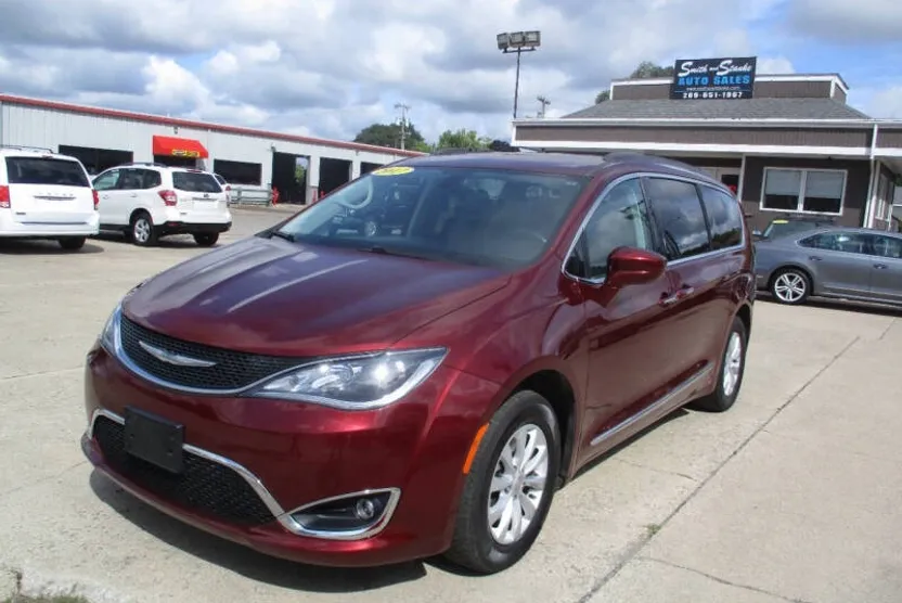 2017 Chrysler Pacifica Touring L photo 1