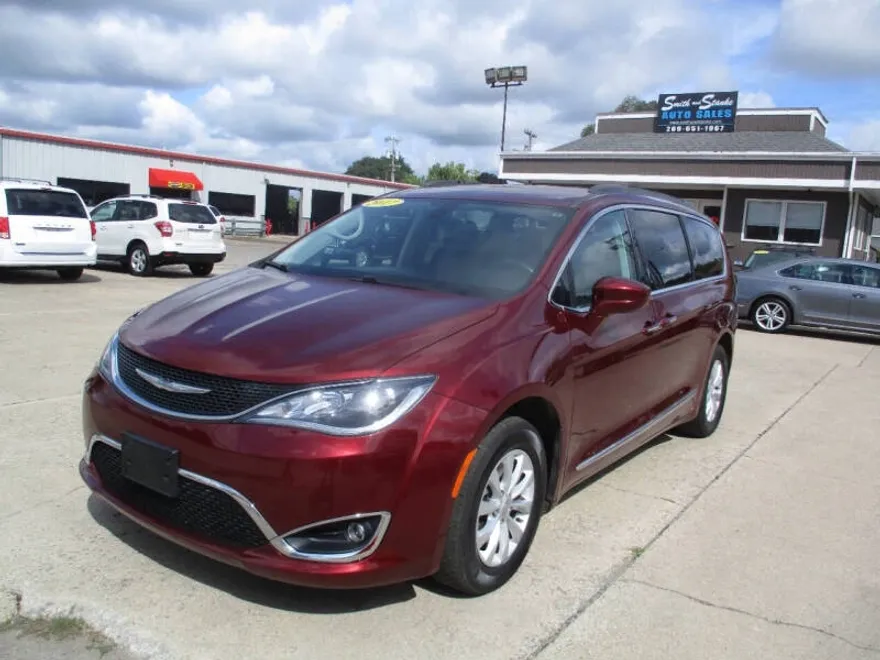 2017 Chrysler Pacifica Touring L photo 1