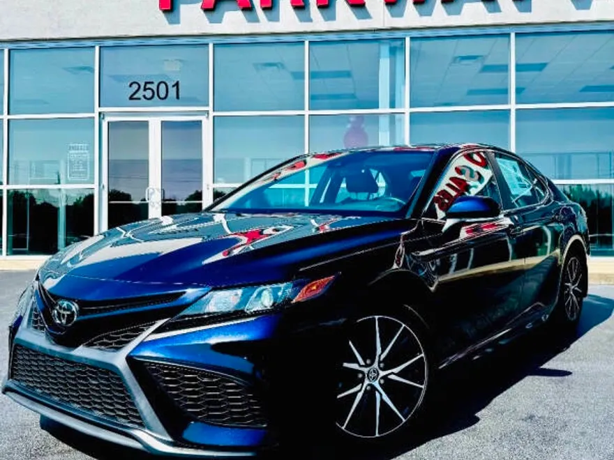 2022 Toyota Camry SE photo 1