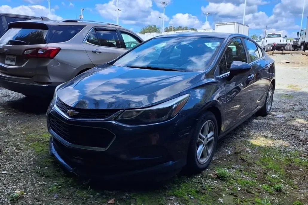 2018 Chevrolet Cruze LT photo 1