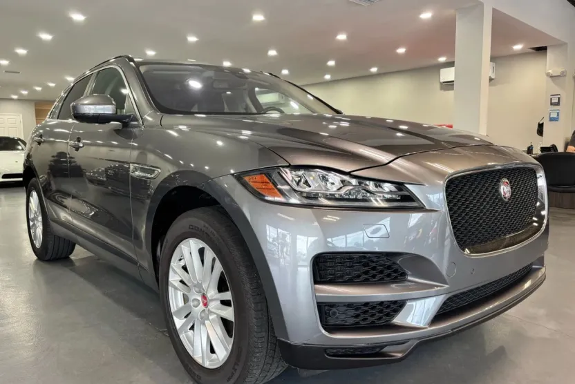 2017 Jaguar F-PACE Prestige photo 1