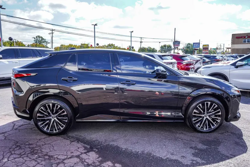 2023 Lexus RZ 450e Luxury photo 1