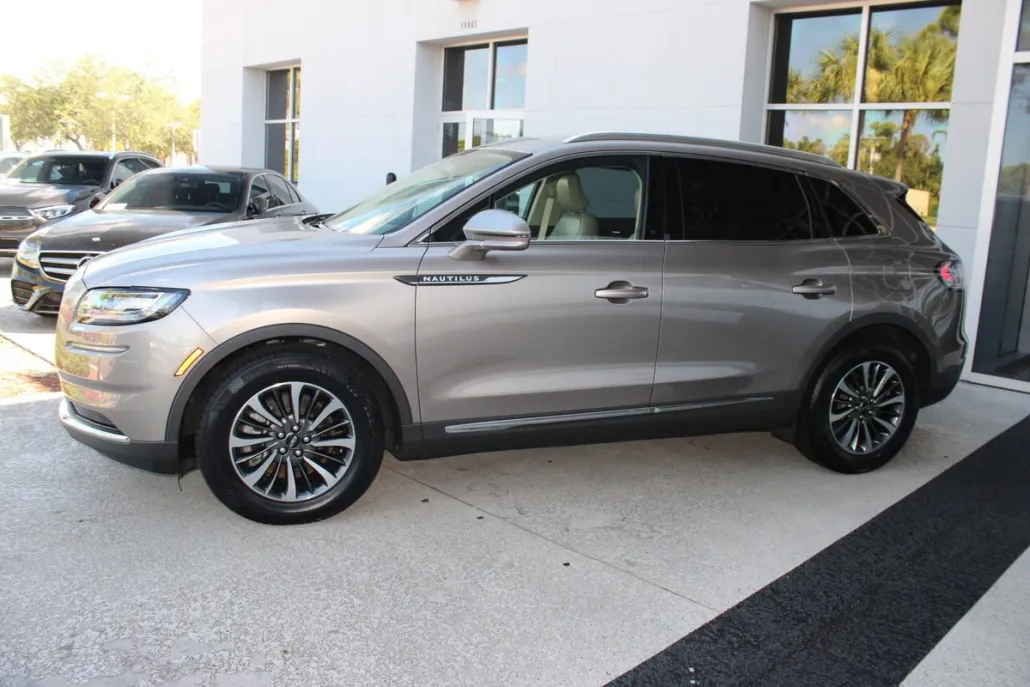 2021 Lincoln Nautilus Standard photo 1