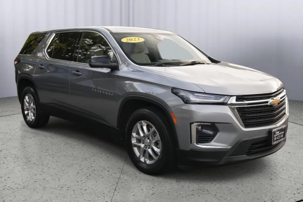 2023 Chevrolet Traverse LS photo 1
