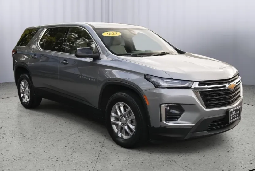 2023 Chevrolet Traverse LS photo 1