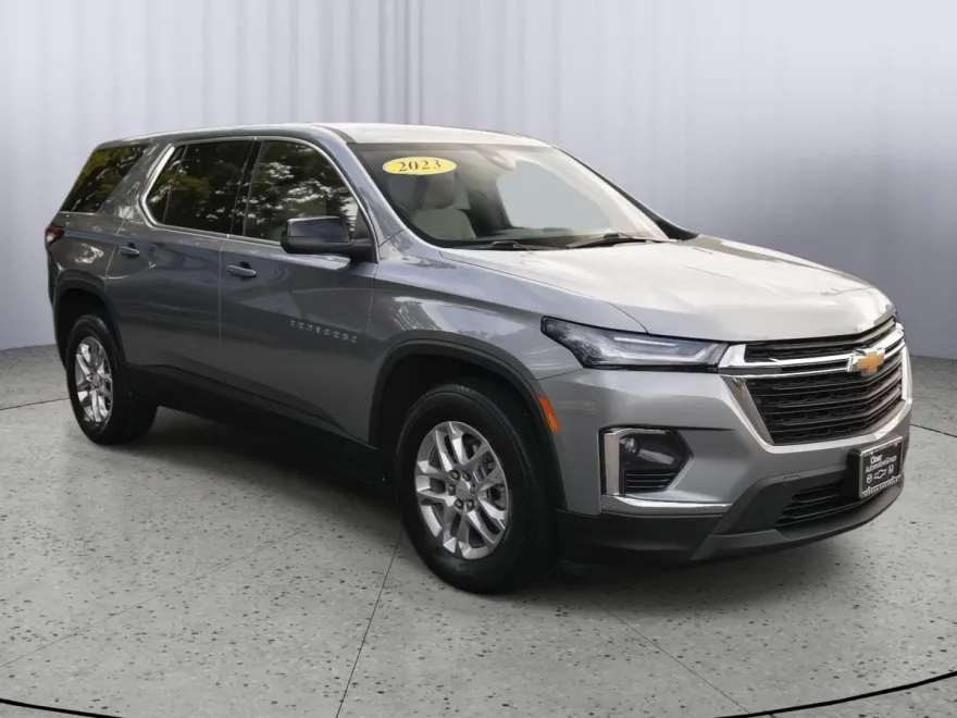2023 Chevrolet Traverse LS photo 1