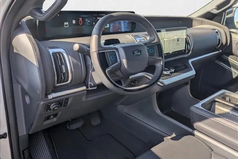 2025 Ford Expedition MAX Platinum photo 1