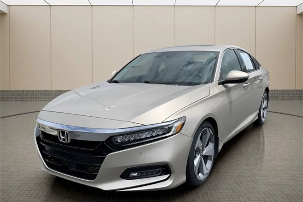 2018 Honda Accord Touring photo 1