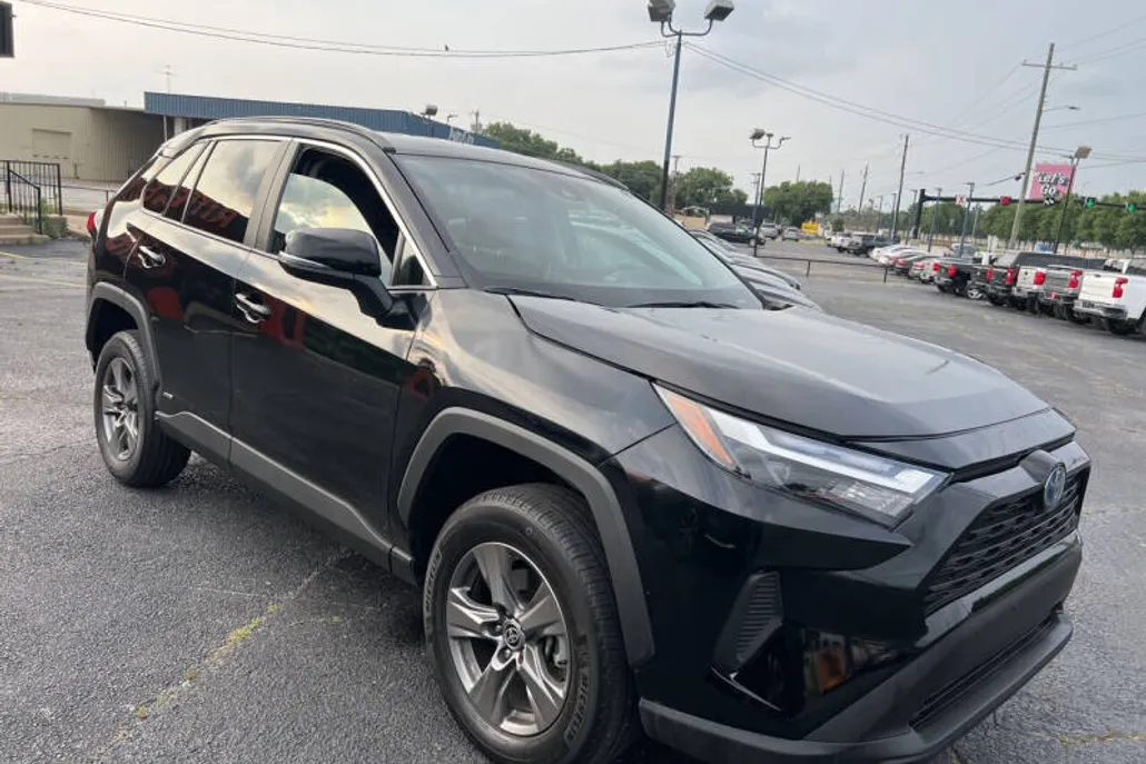 2024 Toyota RAV4 Hybrid XLE photo 1